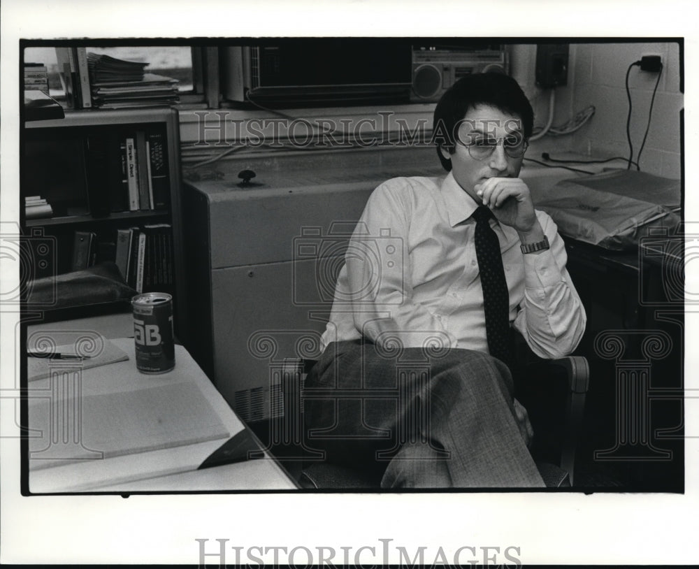 1985 Press Photo Richard Chait, Administrator for Case Western Reserve Univ. - Historic Images