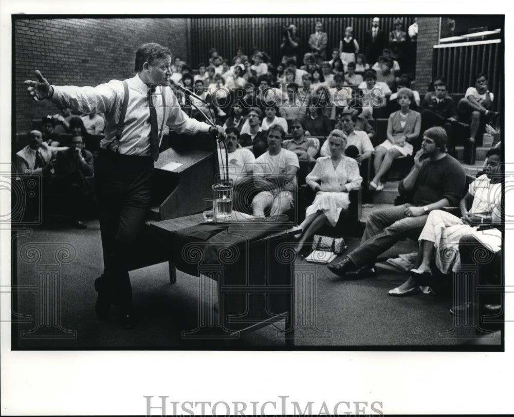 1986 Press Photo Richard Celeste Speaking to a Group - Historic Images