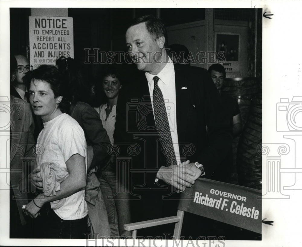 1986 Press Photo Governor Richard F. Celeste at a Business with Group of People - Historic Images