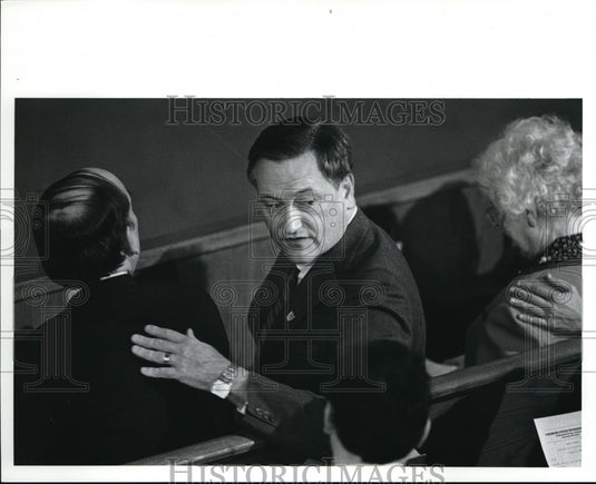 1988 Press Photo Governor Richard Celester Turning Around - Historic Images