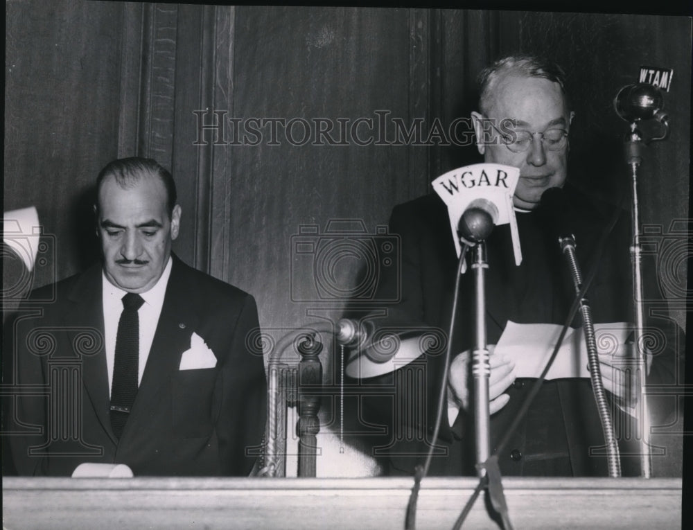 1953 Press Photo Anthony J. Celebrezze bows head as Rev. William P. Thorpe reads - Historic Images