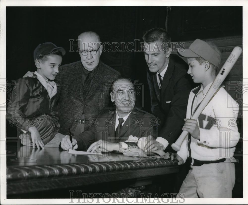 1961 Press Photo Mayor Celebrezze signs a proclamationfor childrens baseball - Historic Images