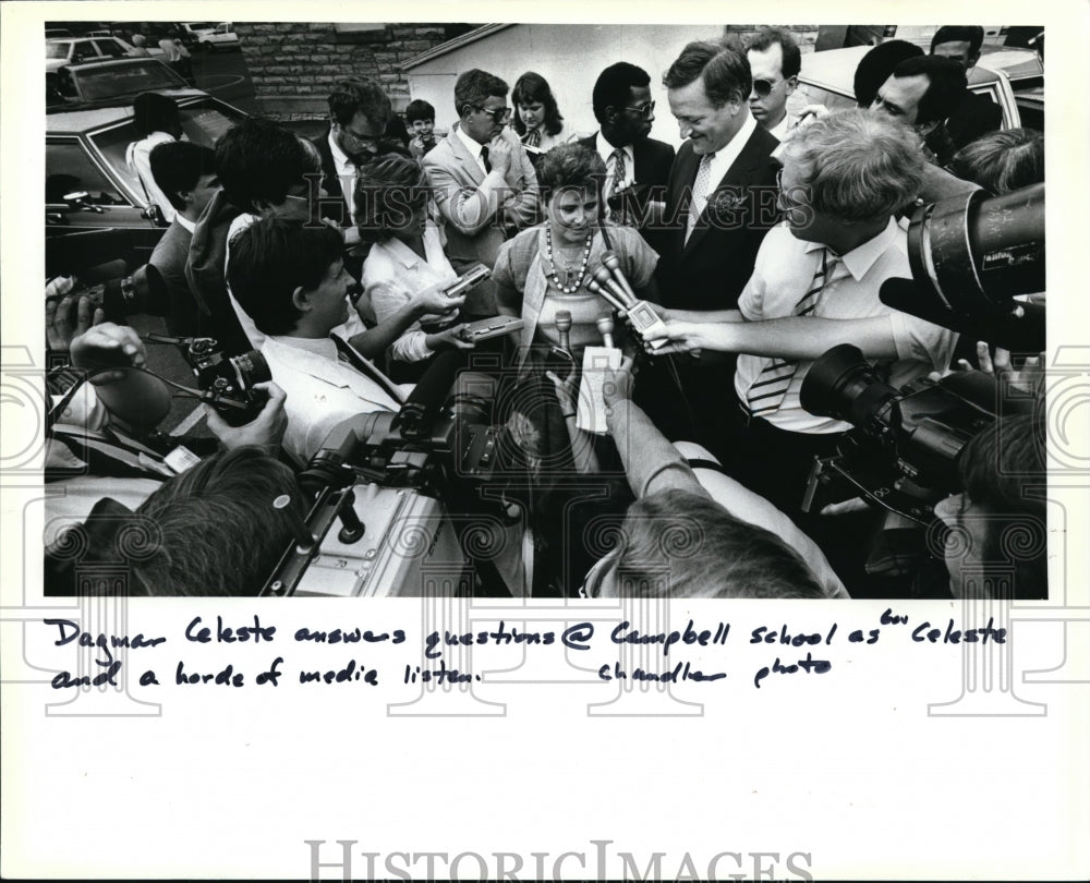 1987 Press Photo Richard and Dagmar Celeste answers questions at Campbell school - Historic Images