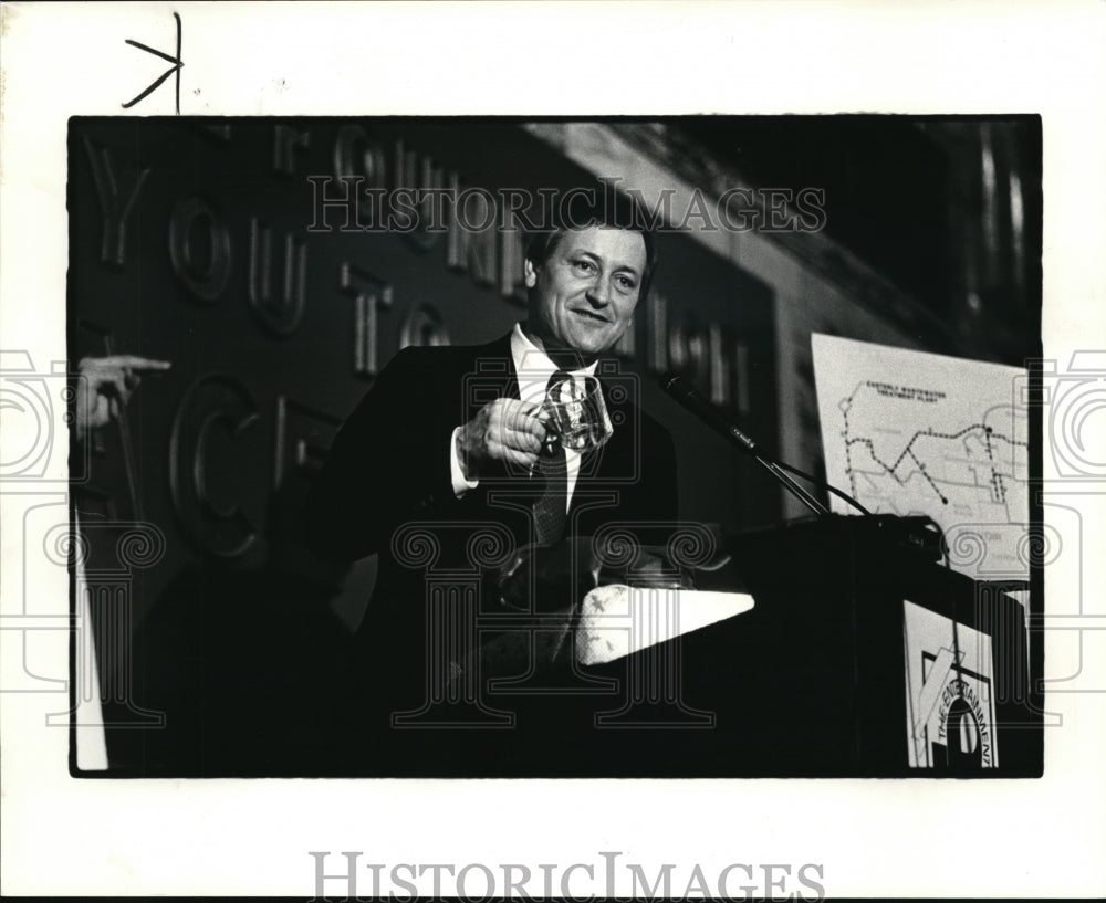 1984 Press Photo Gov. Richard Celeste accepts a coffee cup from CCC - Historic Images