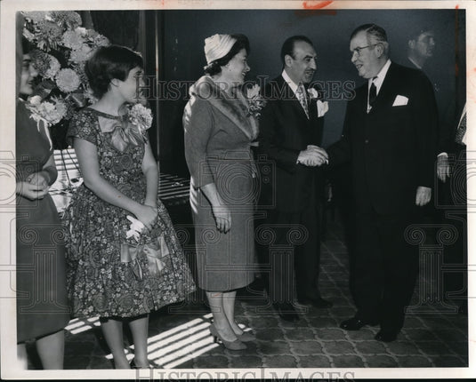 1960 Press Photo Mrs. Mayor Anthony J. Celebrezze and family and Thomas a Burke- Historic Images
