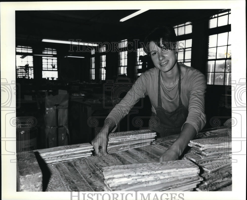 1985 Press Photo Paula Dubaniewicz, Ohio businesswoman at her woodworking shop - Historic Images