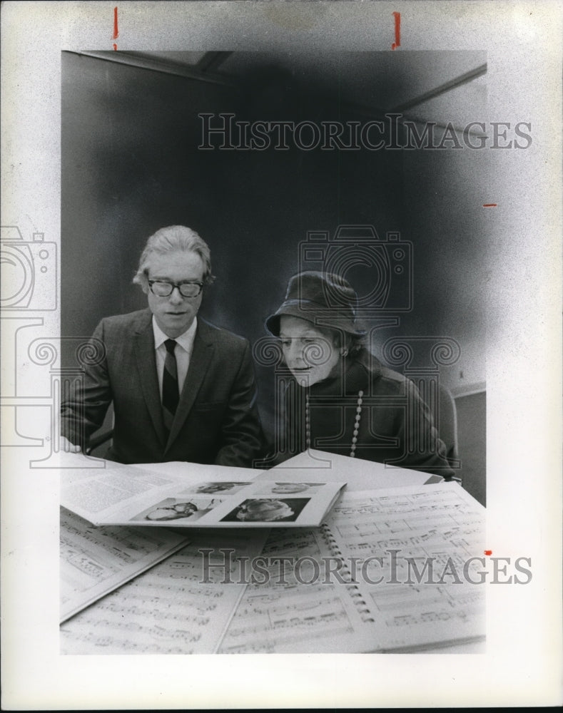 1979 Press Photo CSU Professor Daniel Shell w/ Mrs Herbert Elwell studying music - Historic Images