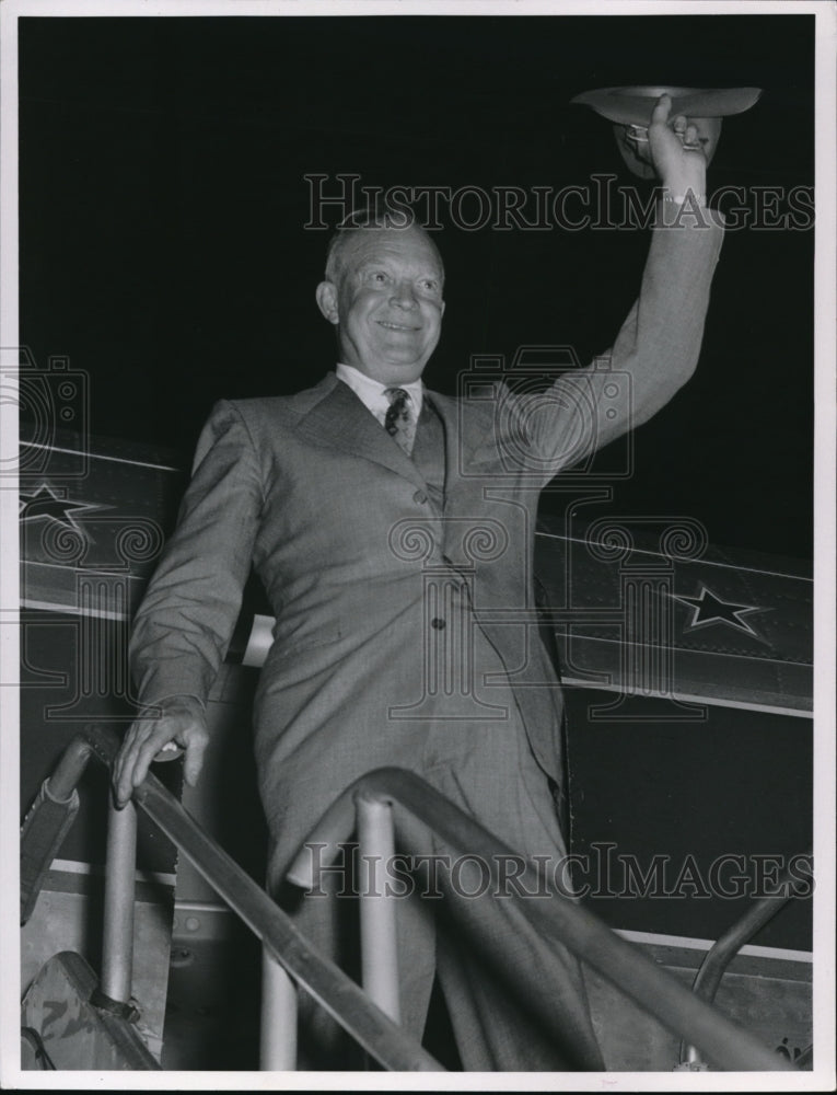 1952 Press Photo Dwight Eisenhower arriving by plane in Cleveland, for campaign - Historic Images