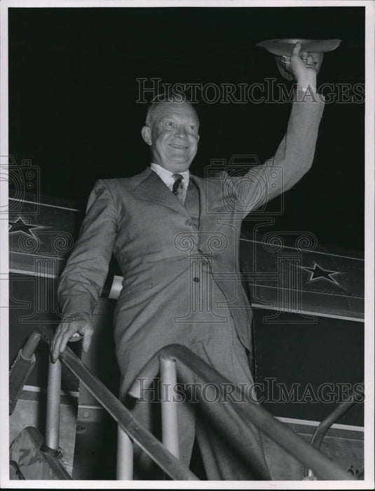 1952 Press Photo Dwight Eisenhower arriving by plane in Cleveland, for campaign - Historic Images