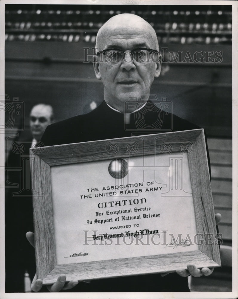 1977 Press Photo Rev. High E Dunn, S.J. supports National Defense - Historic Images