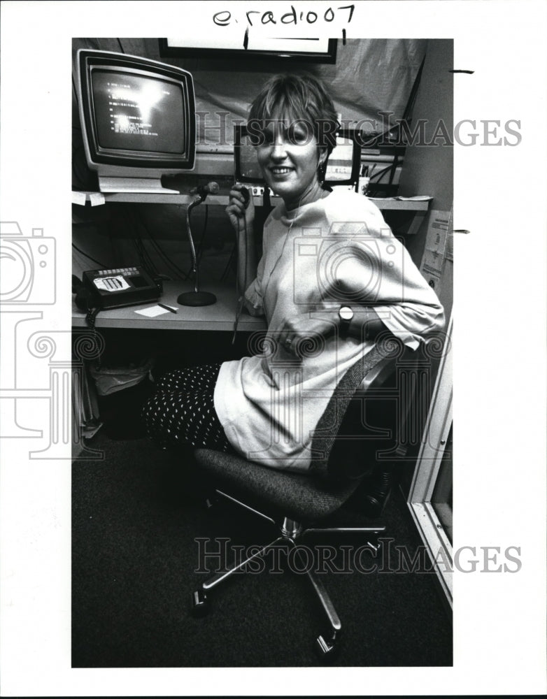 1989 Press Photo Laura Farrell radio traffic reporter for WHK 1260 - Historic Images