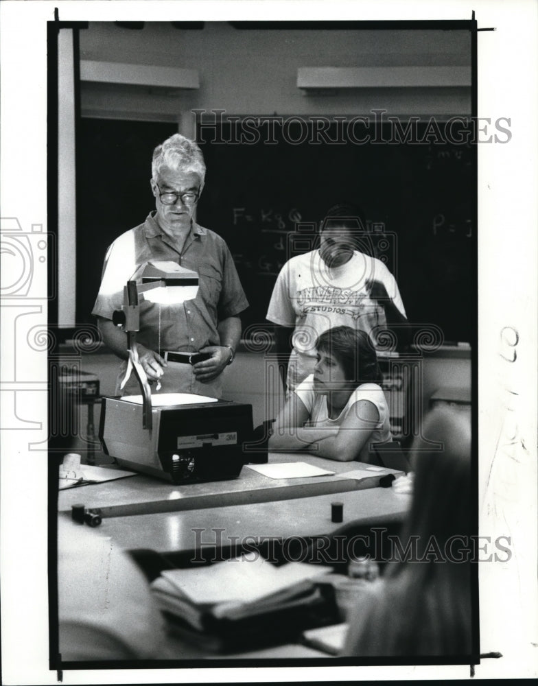 1989 Press Photo Physics Professor CWRU David Farrell Karen Cota Kirk Middle - Historic Images