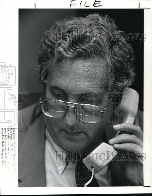 1988 Press Photo Bob Farmer Dudakis Chief Fund Raiser on phone - Historic Images