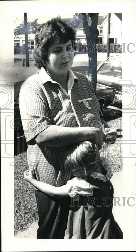 Press Photo Patricia Gravely comforts daughter, Constance, 5, as she talks abou - Historic Images