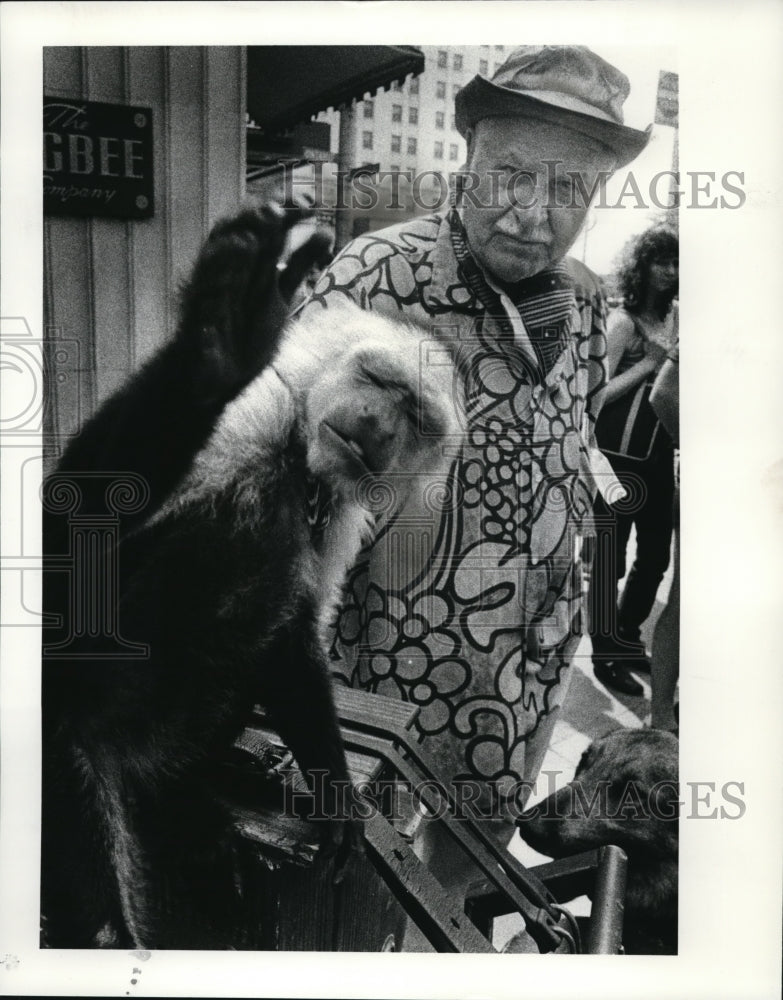 1983 Press Photo Sir Charles Medford with his pet Goshen at the Public Square - Historic Images