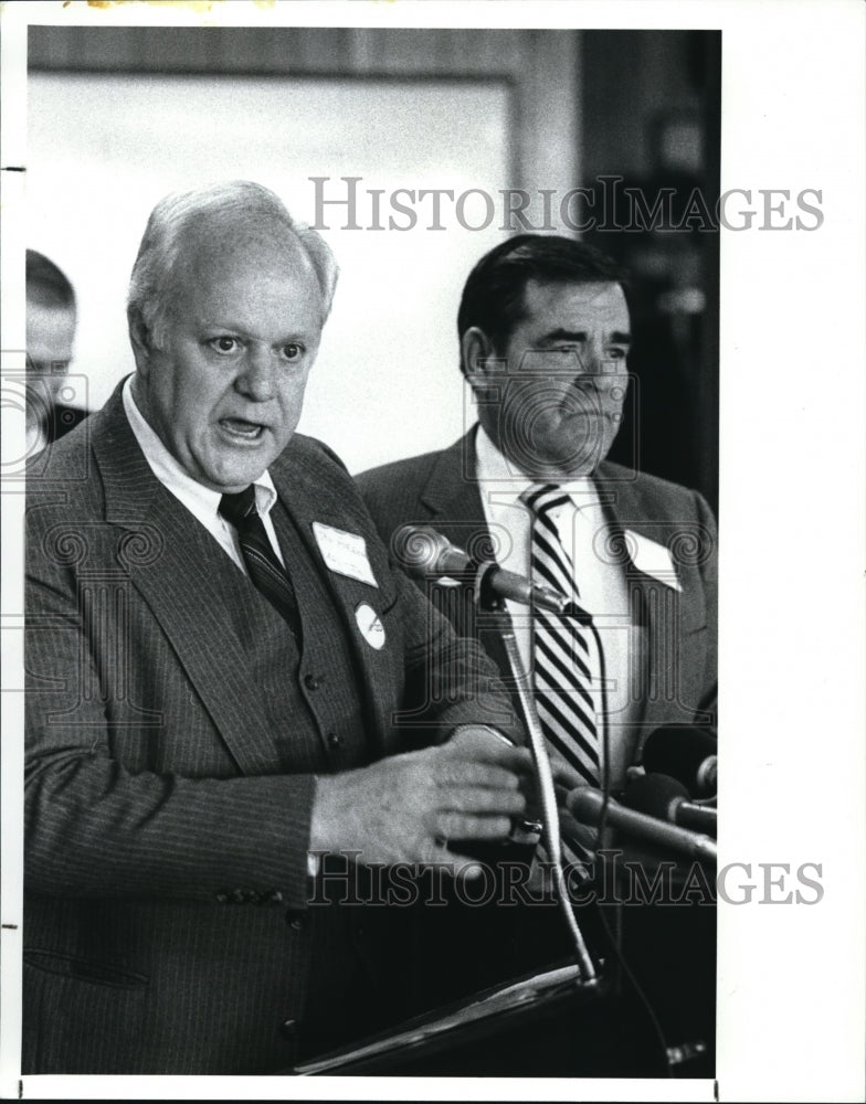 1989 Press Photo Jim Freeman &amp; Dick Acton at press conference announcing strike - Historic Images