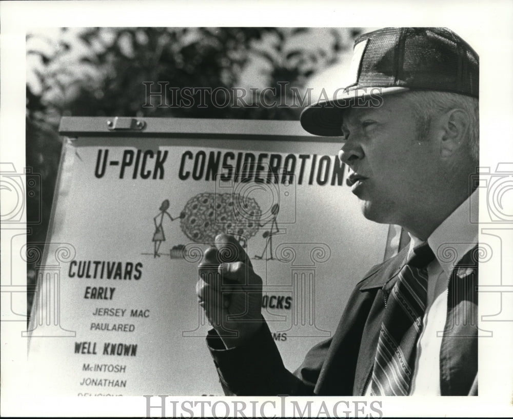 1982 Press Photo Dr. David Ferree Talks to Ohio Fruit Growers Society - Historic Images