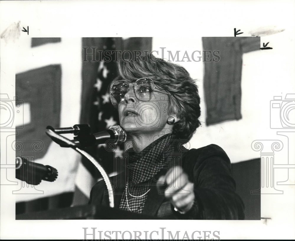 1984 Press Photo Rep Geraldine Ferraro speaking at Akron University - Historic Images