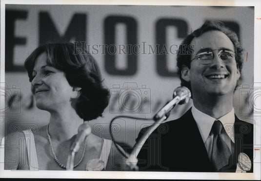 1977 Press Photo Edward & Nadine Feighan during acceptance speech - Historic Images