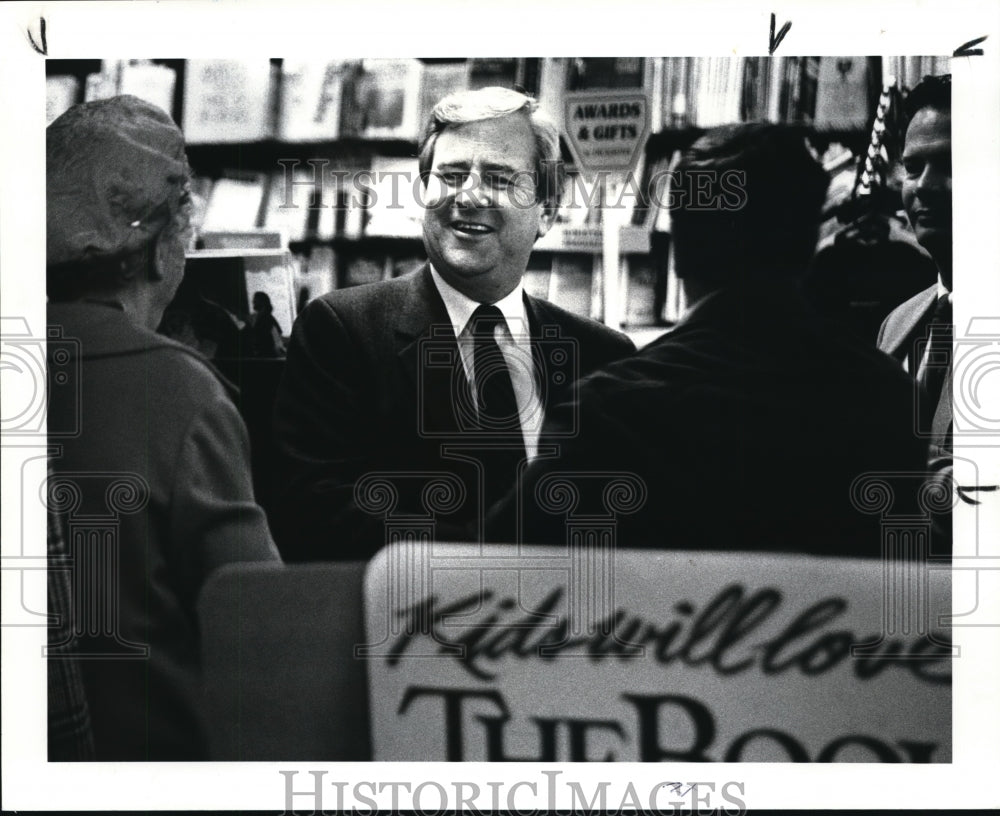 1986 Press Photo Rev. Falwell signing autographs at Family Book store. - Historic Images