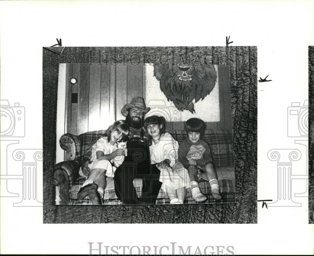 1985 Press Photo Kenneth Bradley Fannon with Children,Valerie Jennifer &amp; Jordan. - Historic Images