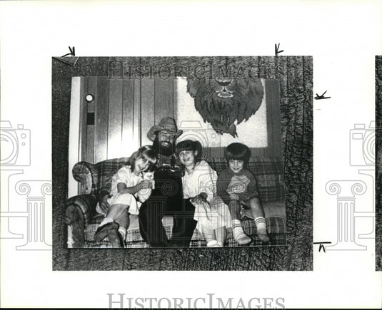 1985 Press Photo Kenneth Bradley Fannon with Children,Valerie Jennifer & Jordan. - Historic Images