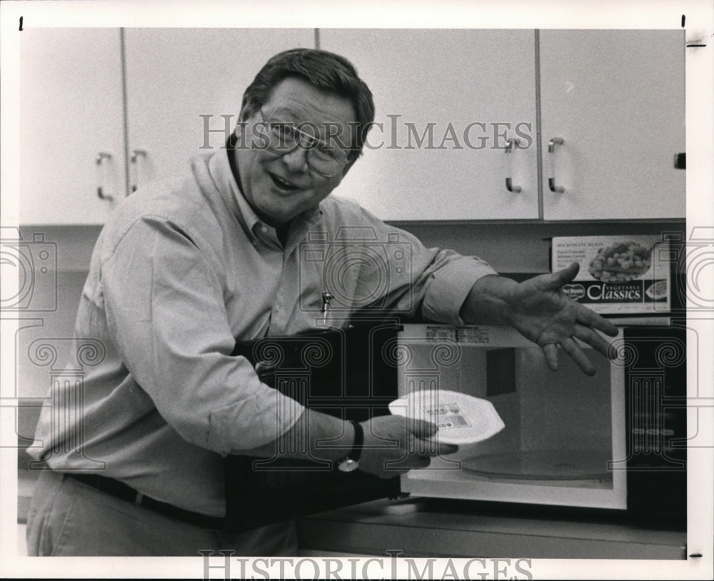 1991 Press Photo Donovan Jon Fandre a Microwave Expert. - cva11886 - Historic Images