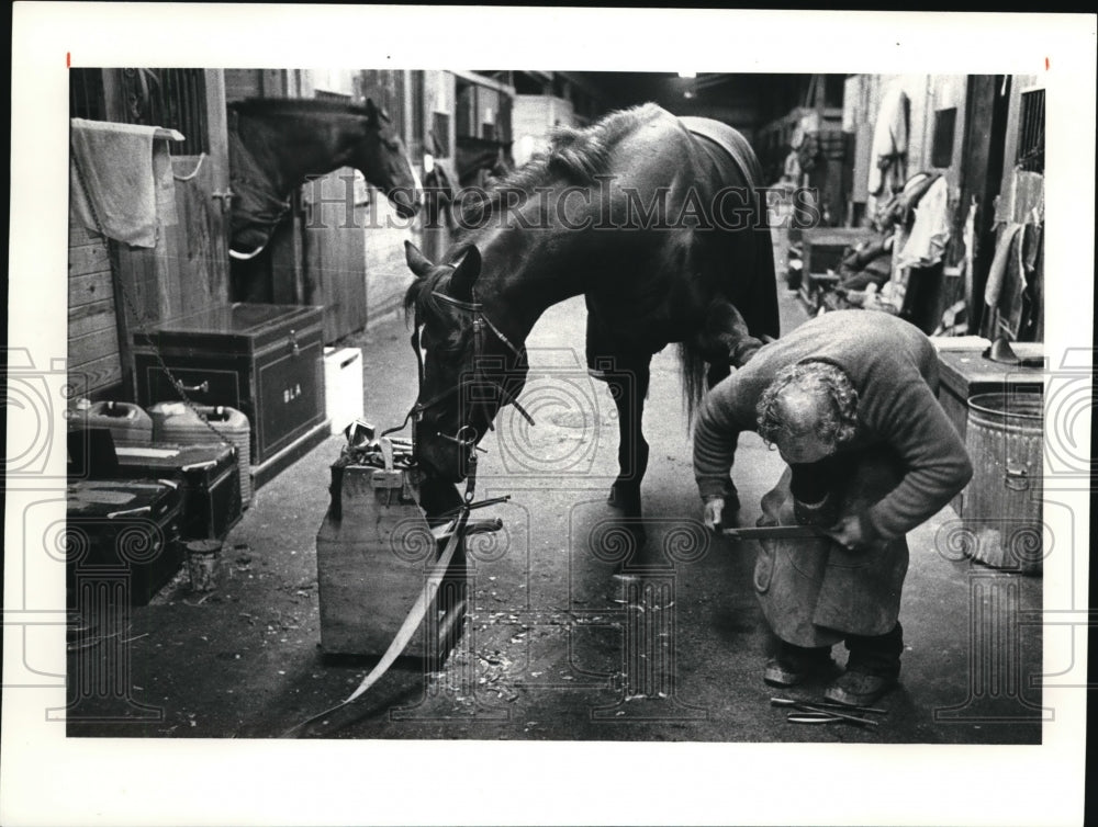 1980 Press Photo Blacksmith Dennis Farr Shapes Foot Of Pushy Native - Historic Images