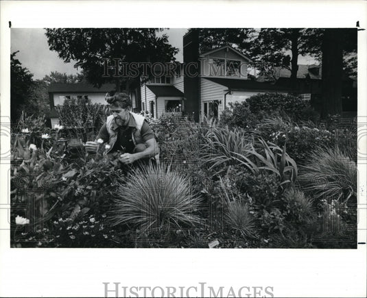 1989 Press Photo Gary Parkas gardening in Rocky River - Historic Images