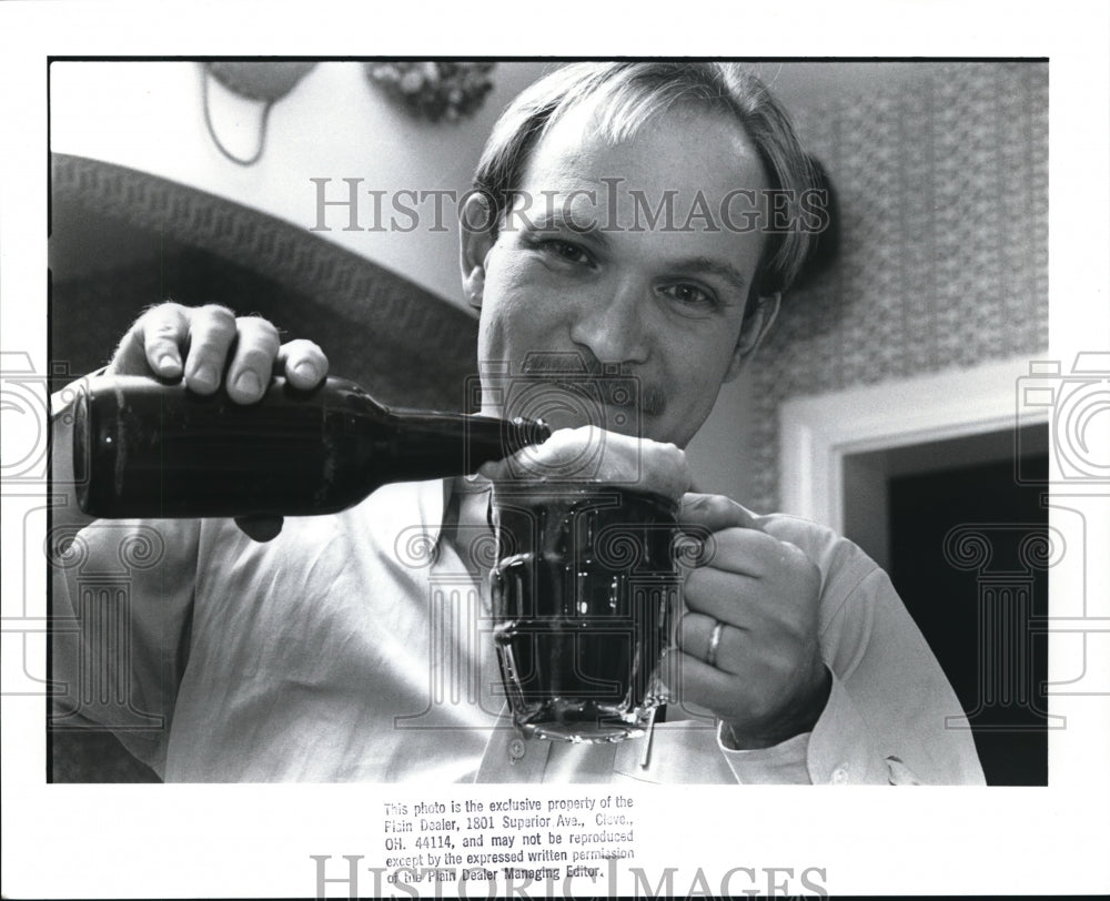1988 Press Photo David Farkas pouring home brew - Historic Images