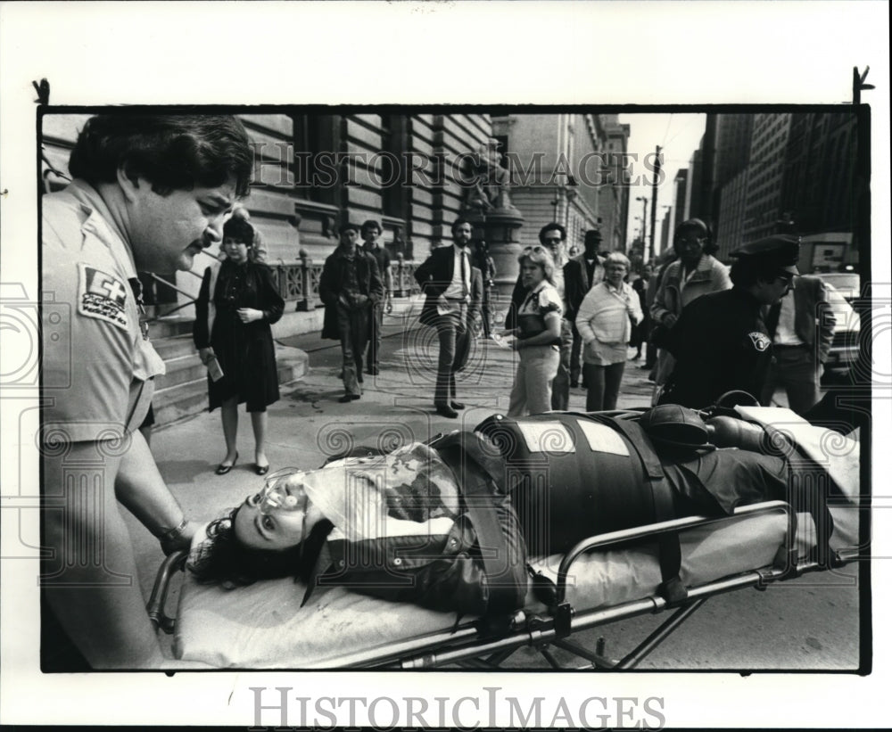 1983 Press Photo Federal Court House Shooting Victim Taken Away by EMS - Historic Images