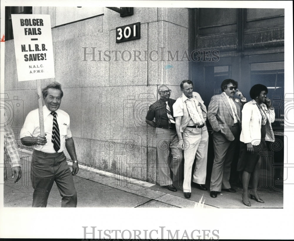 1982 Press Photo Jack N Grab Postal union pres branch 40 walks past supervisors - Historic Images