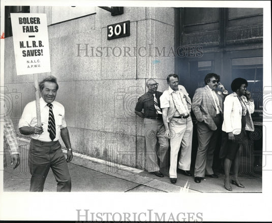 1982 Press Photo Jack N Grab Postal union pres branch 40 walks past supervisors - Historic Images