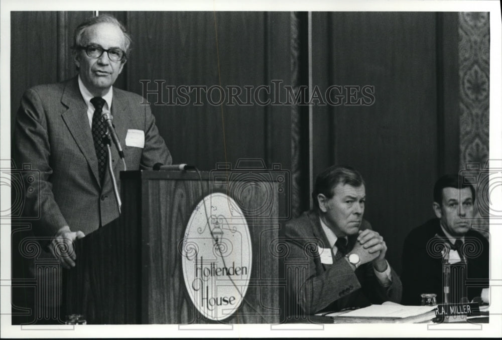 1980 Press Photo R.M.Ginn Pres. Miller Williams - Historic Images