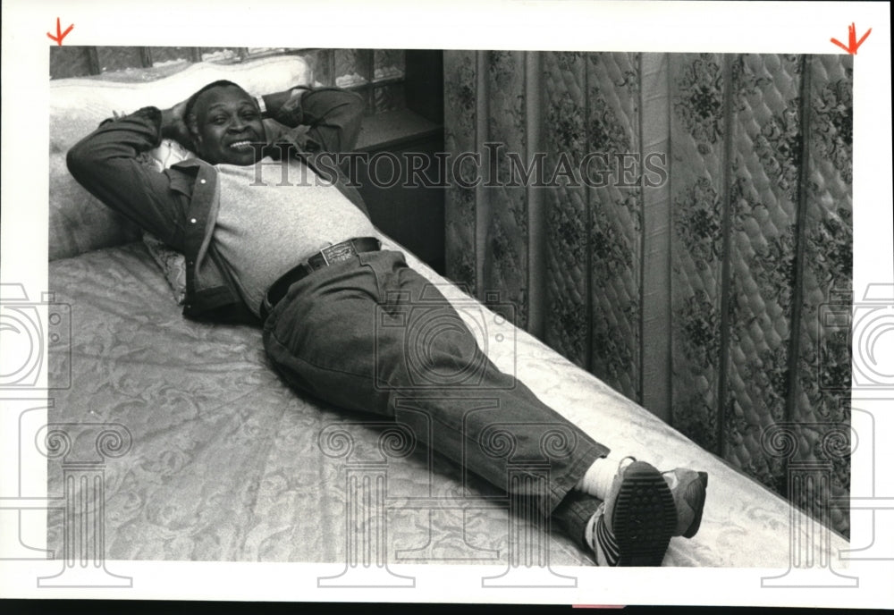 1981 Press Photo Herman Gilbert tries mattress at his Apollo Bedding,zinc - Historic Images