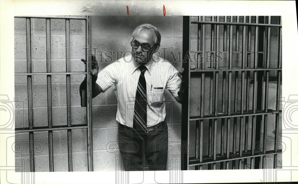 1979 Press Photo Mentor Police Chief Thomas Fracci peeks into a tiny cell - Historic Images