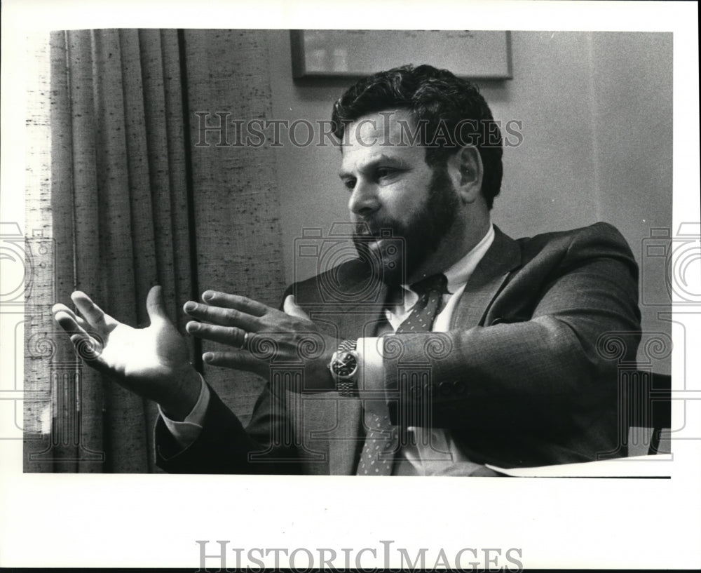 1988 Press Photo Dr. Mark Freeman, newly appointed Superintendent of Shaker Hts. - Historic Images