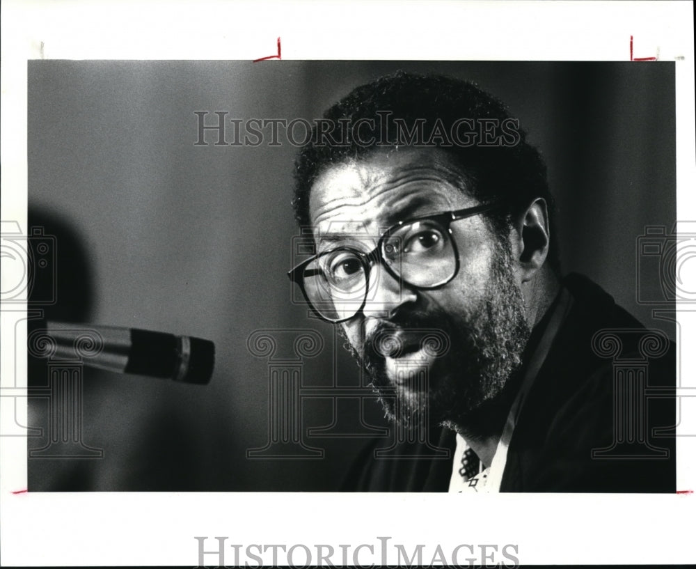 1987 Press Photo Donald Freeman speaking at the budget cut hearing - Historic Images