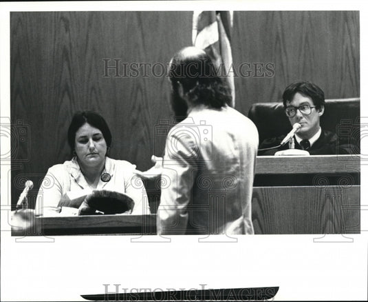 1980 Press Photo Constance French and her attorney and Judge Richard McMorgle - Historic Images