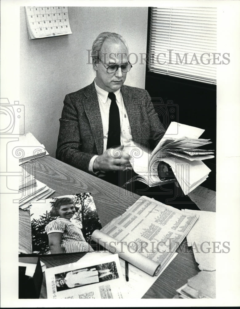 1988 Press Photo Sgt. John Fransen with old files on Potts case - Historic Images