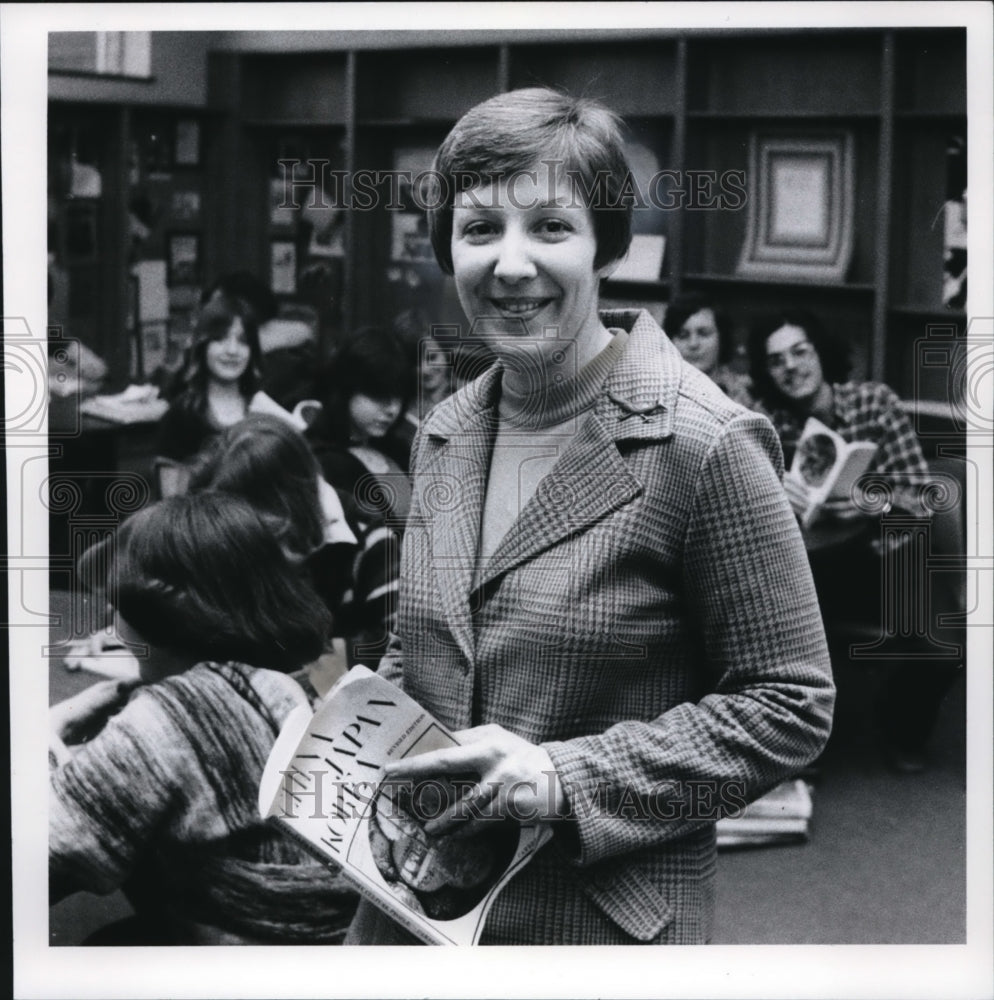 1978 Press Photo Betty Franks,social studies teacher,Maple Hts. School w Govt. c - Historic Images