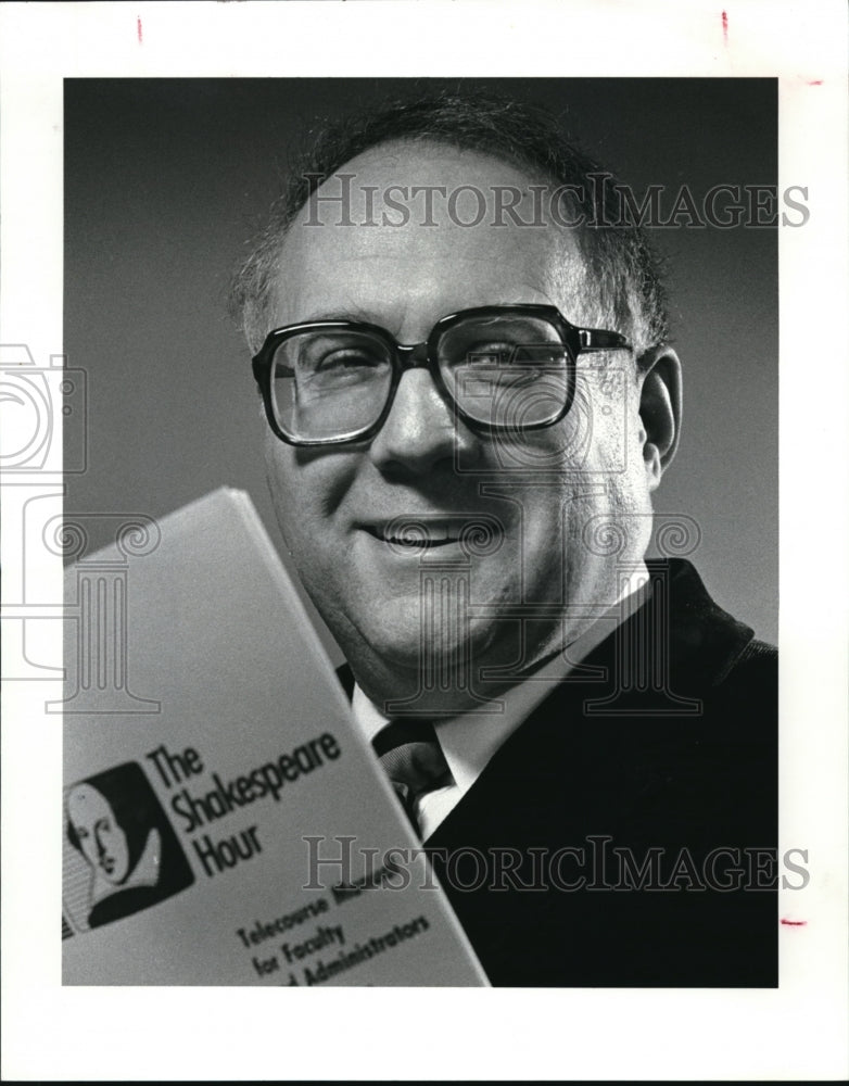 1986 Press Photo Dr. Raymond Fredman with his The Shakespeare Hour - Historic Images