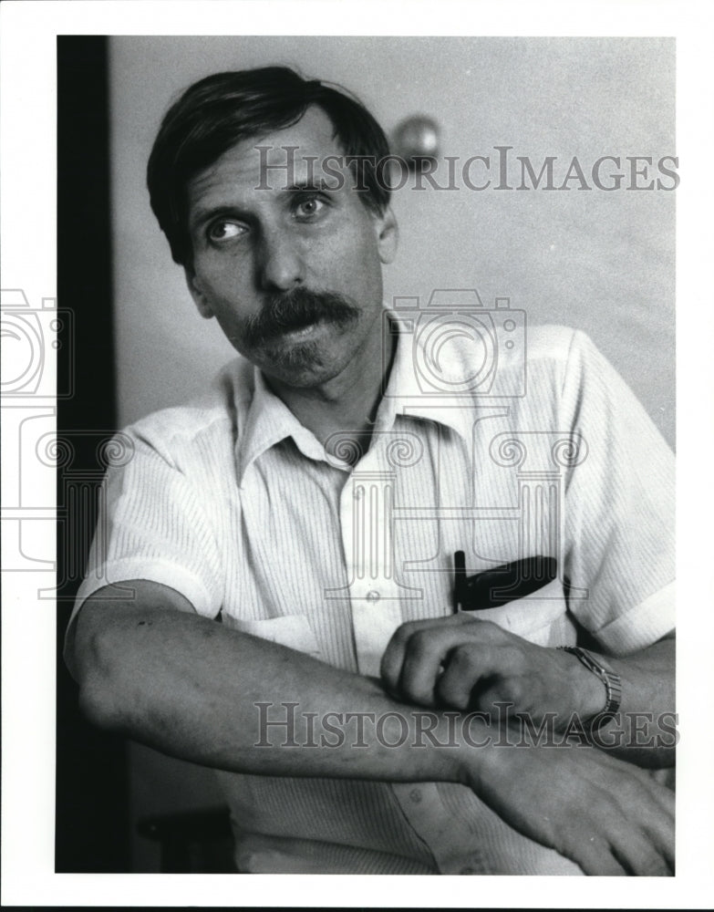 1989 Press Photo Mark Fredrick, a teacher shows how a student sunk her nails - Historic Images