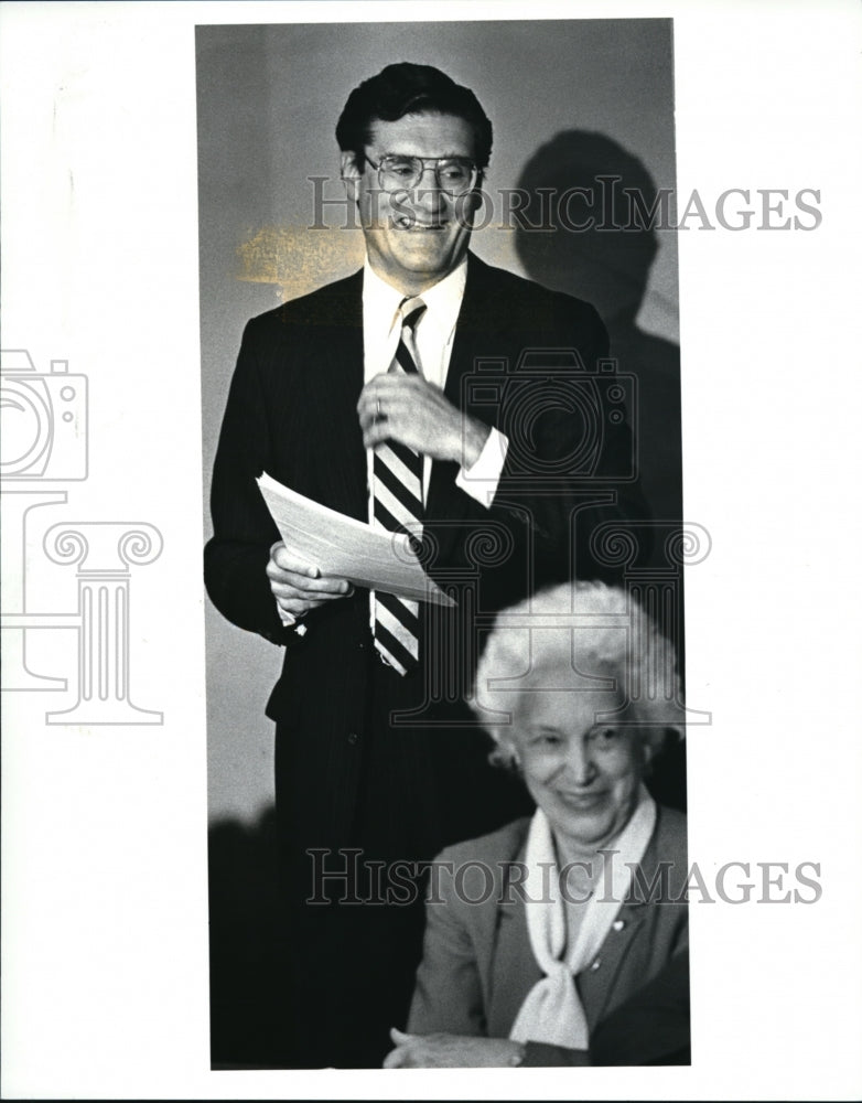 1987 Press Photo General Mngr RTA Robert Garda WIth Board member Mercedes Cotner - Historic Images