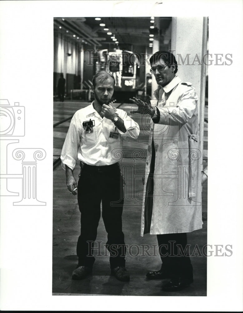 1987 Press Photo RTA Chief Bob Gards at Rail Facility Lloyd Crose - Historic Images