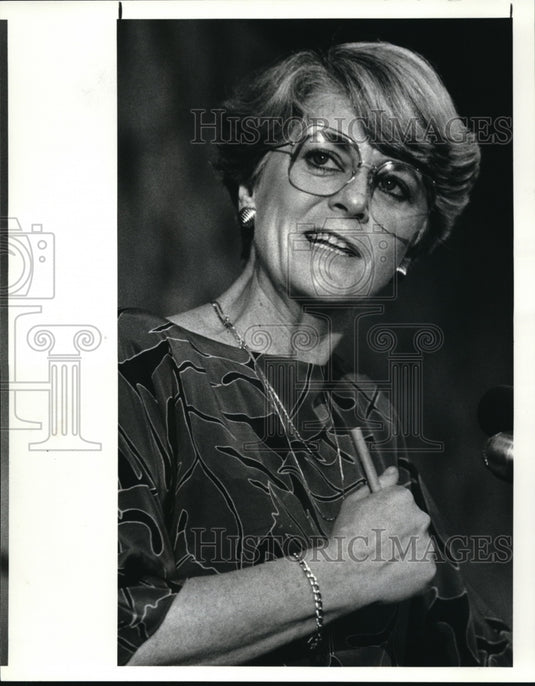 1984 Press Photo Rep. Gerry Ferraro answers question at the City Club - Historic Images