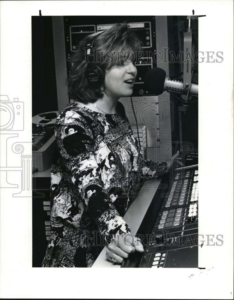 1991 Press Photo Late night DJ, Marina Farina, at her booth doing her show - Historic Images