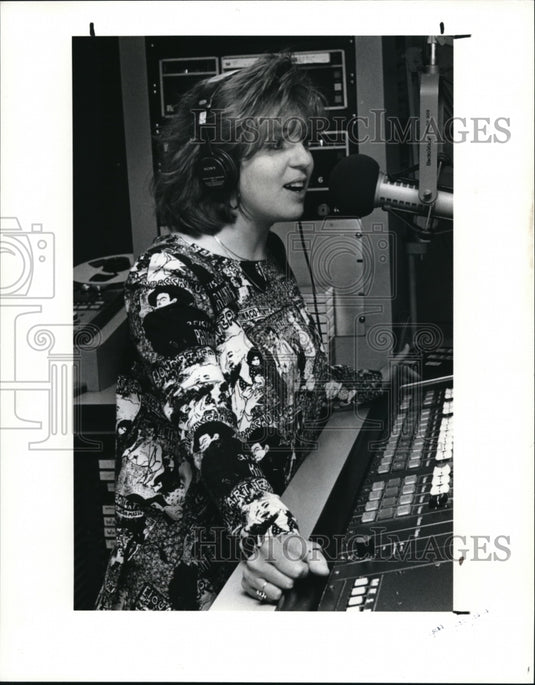 1991 Press Photo Late night DJ, Marina Farina, at her booth doing her show - Historic Images