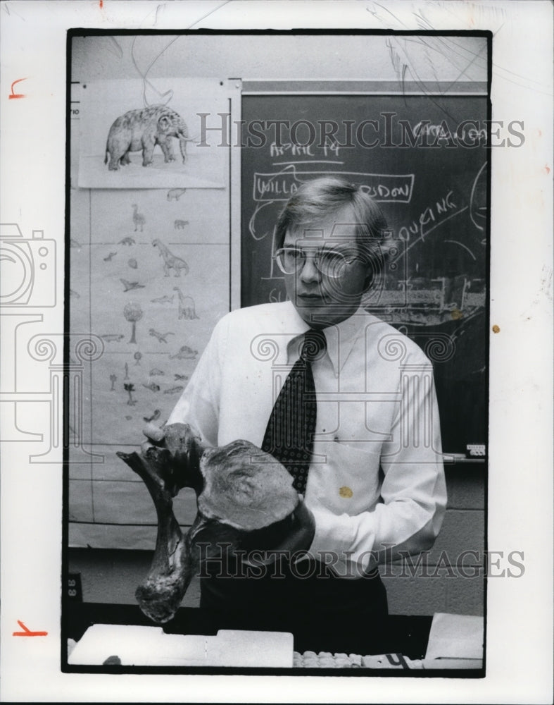 1977 Press Photo Russell A. Falquet at North Olmsted Jr. HS Science Class - Historic Images