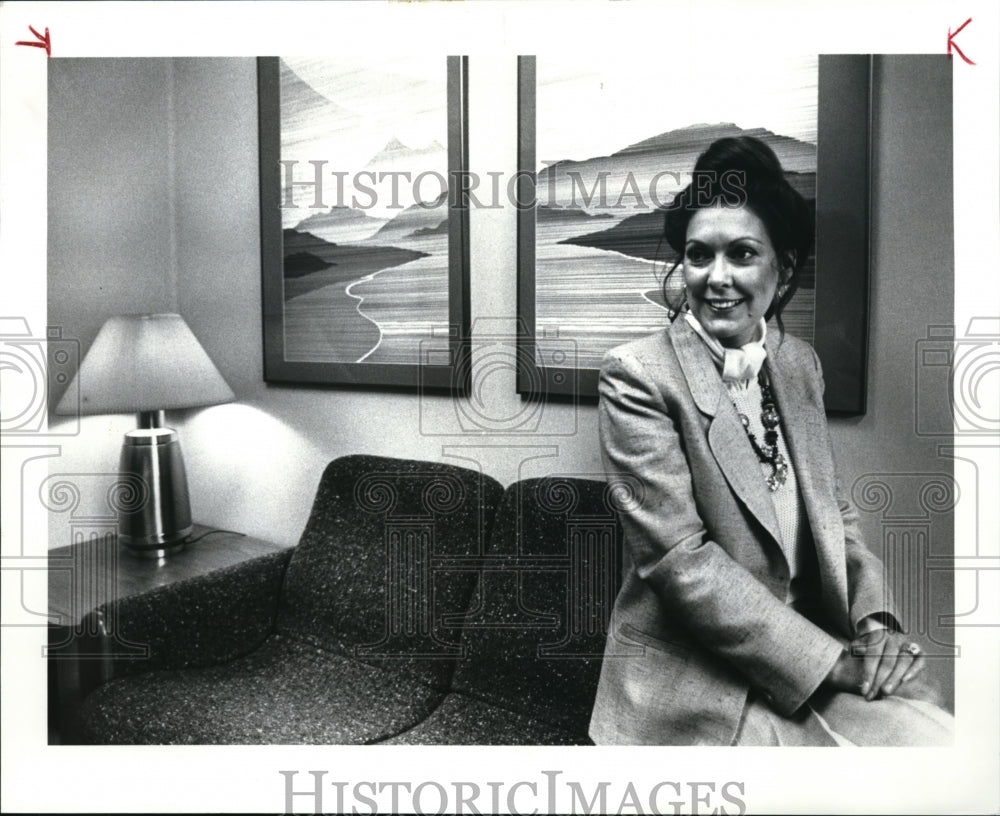 1985 Press Photo Lin Garretson, decorator, in waiting room she decorated - Historic Images